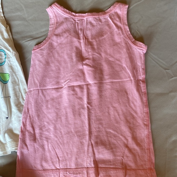 Gap size XS 4-5 active set bundle. Two tank tops and one pair of shorts. - Picture 8 of 11